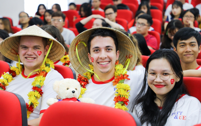 Sinh viên đại học song ngữ - quốc tế nhiều tài cực Ảnh 2