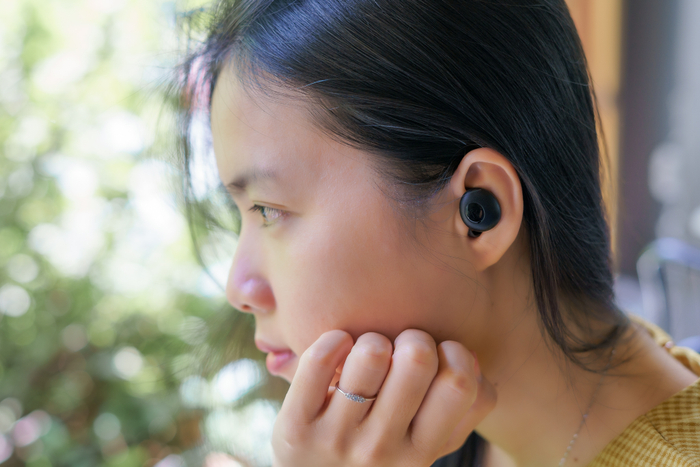 Không vướng víu dây nhợ nên tôi có thể đeo tai nghe trong mọi môi trường để tận hưởng âm nhạc