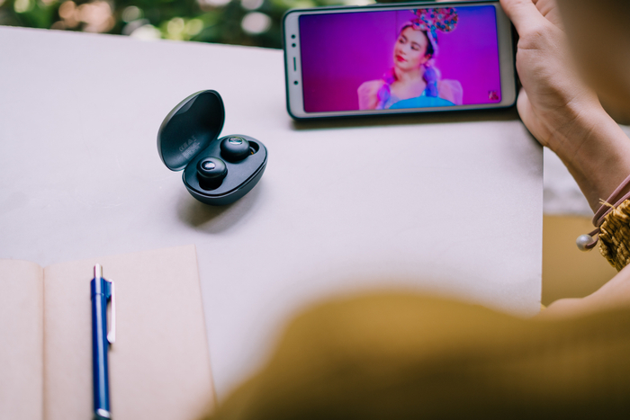 Nhỏ gọn thế thôi nhưng độ bền bỉ của mẫu tai nghe này “không phải dạng vừa” khi hoạt động liên tục đến 20 giờ