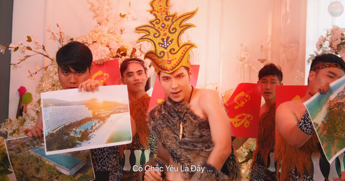 Nếu Sếp’s ngọt ngào hỏi “Có chắc yêu là đây” thì Sơn Tinh lại thu hút người đối diện bằng body rắn chắc cùng vẻ điển trai hết phần thiên hạ