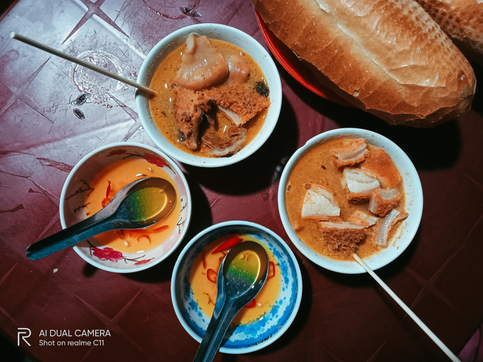 Trước khi thưởng thức đặc sản quận 4 thì phải chụp hình “cúng” mạng xã hội trước đã. 