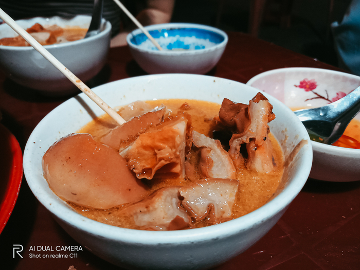 Nước dùng không ngấy và rất thơm, phần thịt vừa ăn không quá dai hay mềm là chất lượng bạn dễ dàng cảm nhận được khi ăn phá lấu quận 4