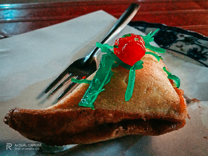 Trong lạnh ngoài nóng là trải nghiệm độc nhất chỉ có món kem chiên này mà thôi. Buổi tối nơi đây khá thiếu sáng nên để có bức hình chuẩn chỉnh thì bạn nên tận dụng chế độ chụp đêm nếu “cạ cứng” được trang bị như mẫu Realme C11 nhé.