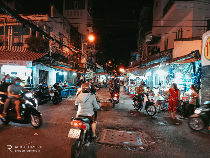 Khu ăn uống chợ Xóm Chiếu đúng chất đặc trưng của ẩm thực đường phố Sài Gòn với rất nhiều hàng quán bày san sát hai bên đường