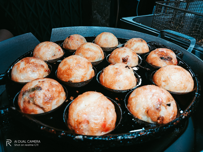 Bánh bạch tuộc takoyaki khi còn trên lò nước trông hấp dẫn thế này đây