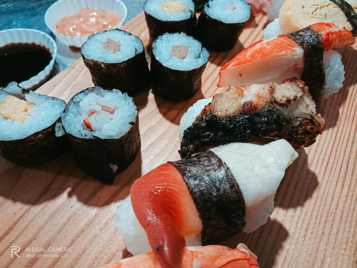 Bảo là đi ăn vặt nhưng đảm bảo không lo bị đói nhờ những phần sushi, cơm cuộn chất lượng như thế này vào bụng