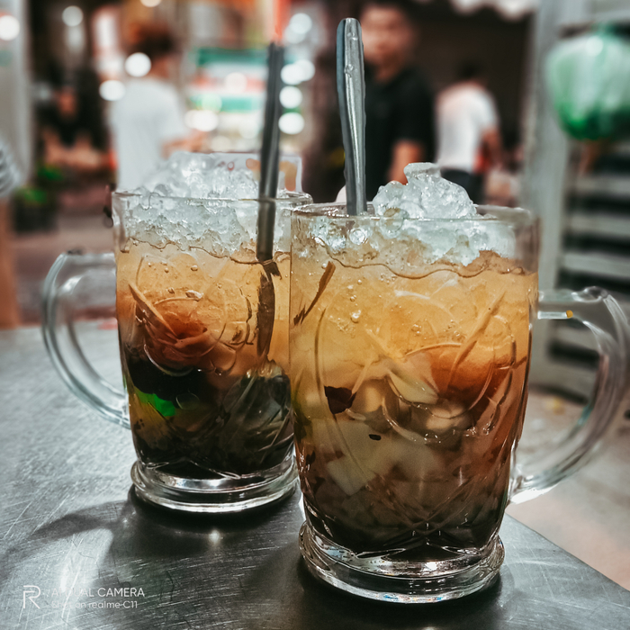 Để làm nổi bật 2 ly sâm bổ lượng bạn hãy thử chụp xóa phông nếu như smartphone có camera kép như Realme C11