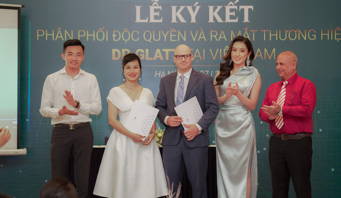 Lễ ký&nbsp;kết phân phối&nbsp;độc quyền và&nbsp;ra mắt thương hiệu Dr Glatt tại Việt Nam