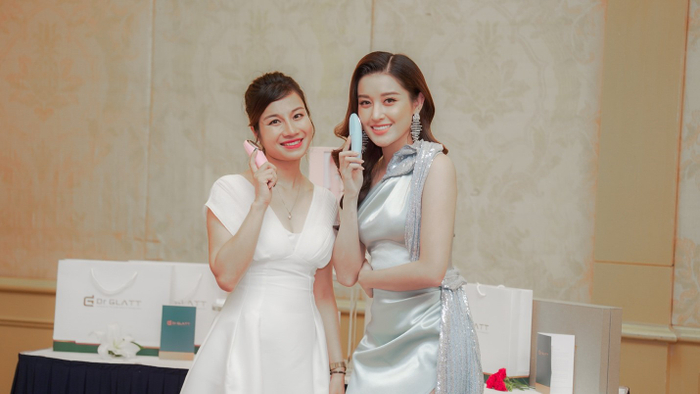 Á&nbsp;hậu Huyền My trải nghiệm sản phẩm