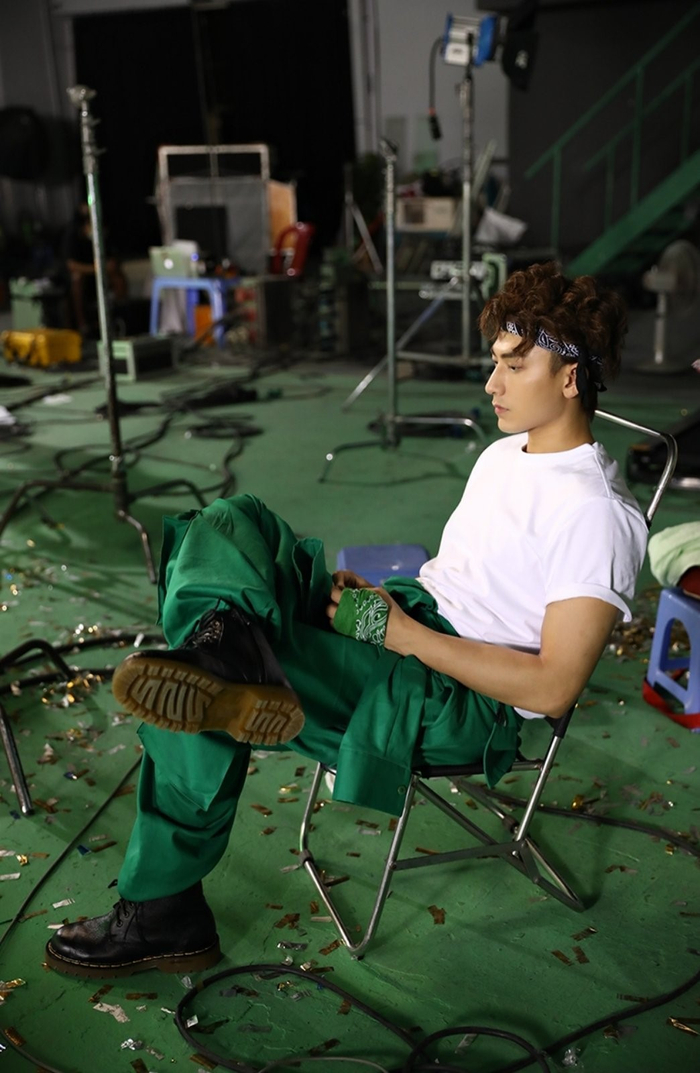 Isaac mạnh mẽ với hình ảnh chàng công nhân chăm chỉ…