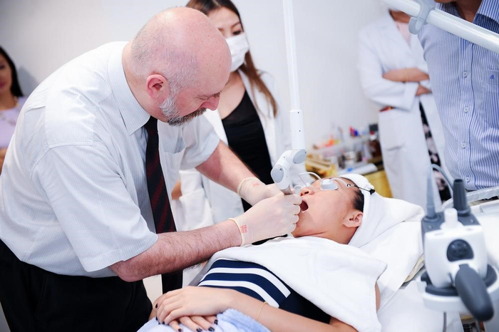 Ứng dụng nâng cơ từ trong khoang miệng độc nhất với liệu trình Nâng cơ toàn diện 360°