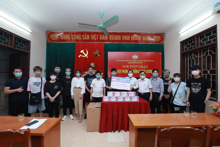 Hoàng Hồng Quang cùng cộng đồng Youtube Game trao tặng khẩu trang y tế