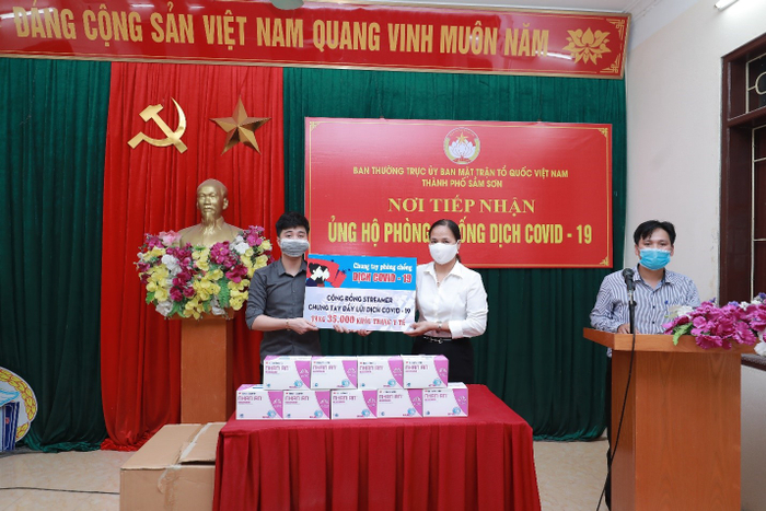 Anh Hoàng Hồng Quang trao tặng khẩu trang cho Ủy ban mặt trận tổ quốc TP Sầm Sơn