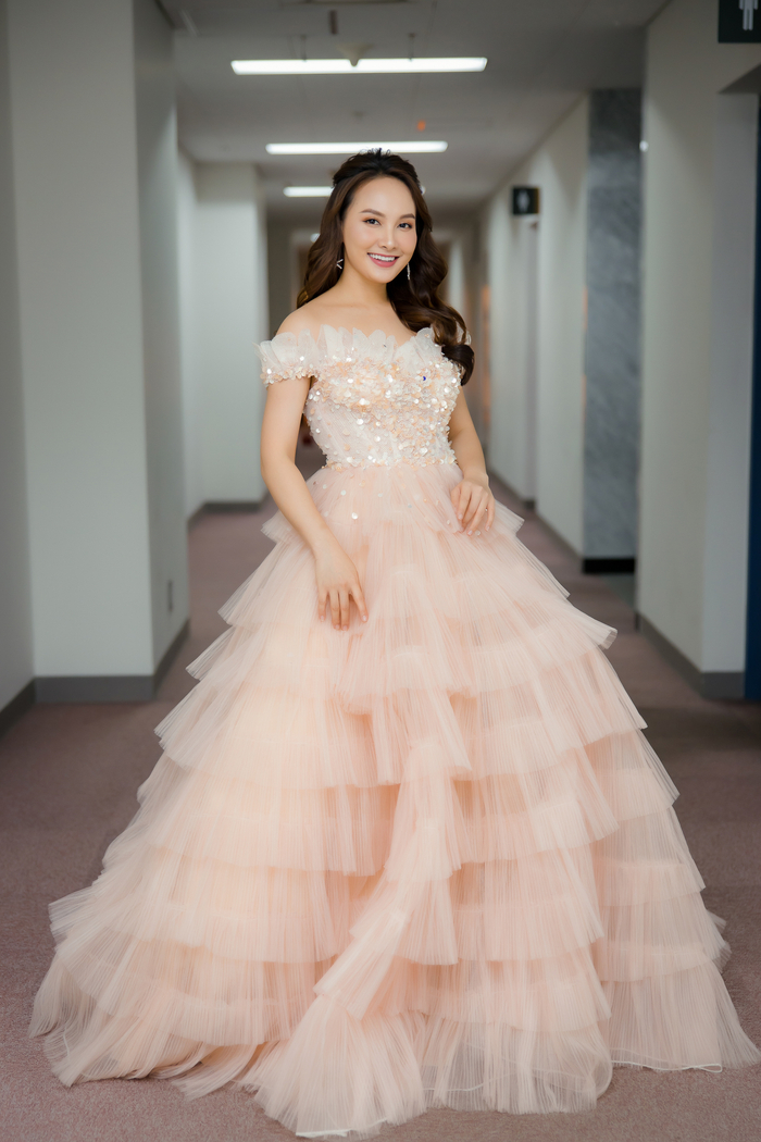 Xuất hiện với tư cách người trao giải, Bảo Thanh vẫn làm người hâm mộ nức lòng với đầm hồng lộng lẫy 'nổi bần bật'.