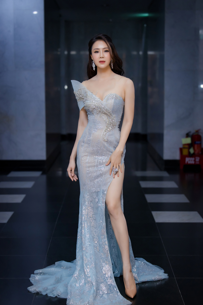 Diễn viên Hồng Diễm với phong cách nữ thần trong đầm dạ hội quyến rũ đầy tinh tế