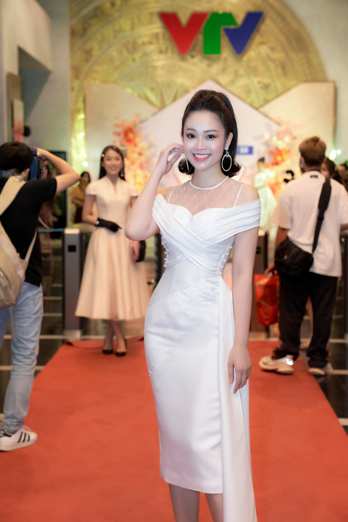 MC Thùy Linh xuất hiện đầy cuốn hút, thử nghiệm với phong cách cá tính, mới mẻ hơn so với hình ảnh thường thấy của cô.