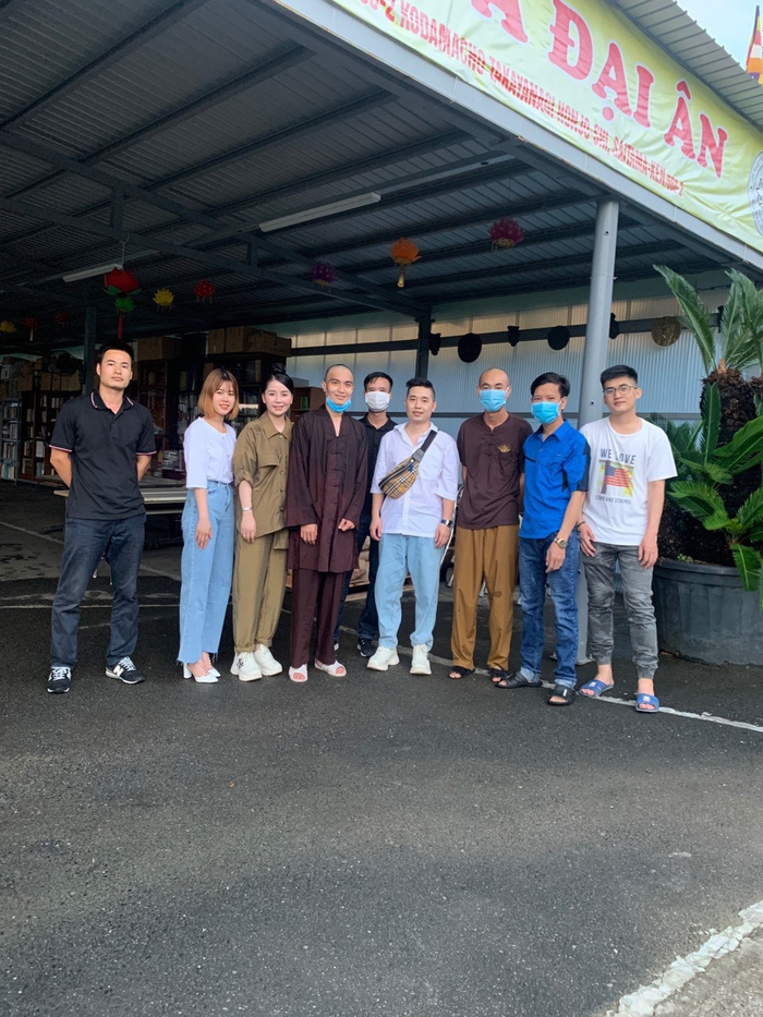 Tô Thị Nhung cùng đoàn trao từ thiện đến tận tay những người xa xứ