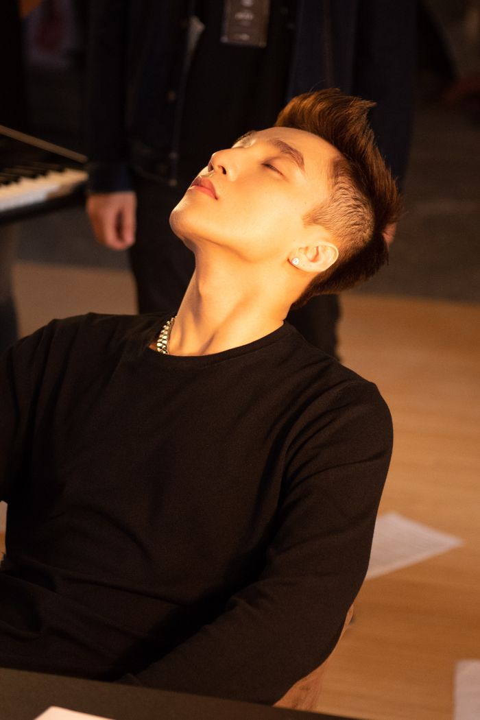 Đến cả lúc thư giãn cũng thật đẹp trai, bảo sao làm “chủ tịch” hay là “nghệ sĩ”, anh cũng cân tốt!