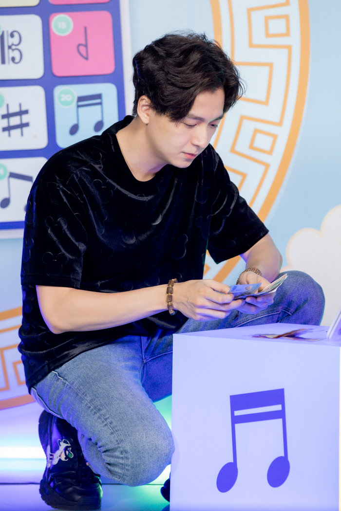 Rất chăm chú đếm tiền, mỗi tội đếm sai bét.