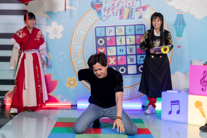 Độ nữ tính trong người chàng Bắp dường như có thời cơ để phát huy nên anh chàng khá 'nhập vai' Hwasa khiến 2 MC phải cười lăn cười bò. 