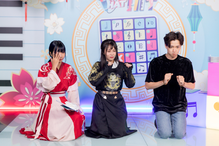 Thử thách tiếp theo: Chàng Bắp lựa chọn 1 MC (Misthy) để cùng mình tham gia trò chơi, ngậm nước trong miệng và xem một đoạn clip, ai cười trước sẽ thua. 