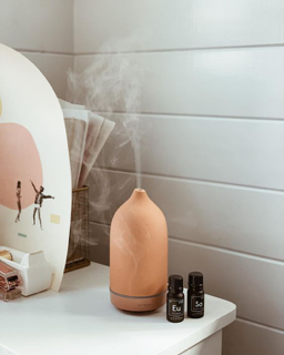 Nếu không thích nến thơm, bạn có thể dùng bình xông tinh dầu với các loại tinh dầu thích hợp. Hãy thử qua tinh dầu mùi phong lữ khá lạ đang được truyền miệng thời gian này nhé. Mua tại đây để được giá tốt nè. 