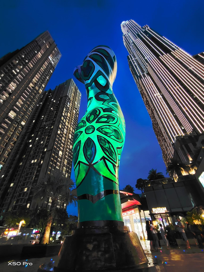 ...nhiếp ảnh gia Phạm Huy Trung với ảnh chụp trung tâm Landmark 81 về đêm...