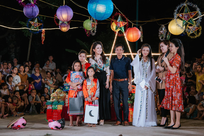 Là người có tấm lòng nhân ái, Hoa hậu Xuân Hương thường xuyên tham gia các dự án từ thiện, đặc biệt là những chương trình cho các em nhỏ