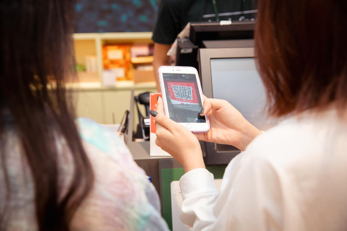 Độc thân có sao, rủ thêm một cô bạn thân đi “quét QR quét cả thế giới” nào