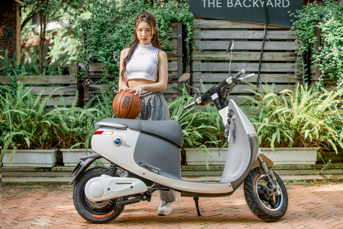 Công chúa V-pop Amee biến hóa sành điệu với 5 sắc màu xe máy điện Dibao Ảnh 6