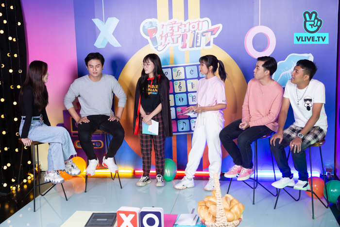 Trước khi chia tay chương trình, các khách mời gửi tặng ca khúc Anh là người xấu. 