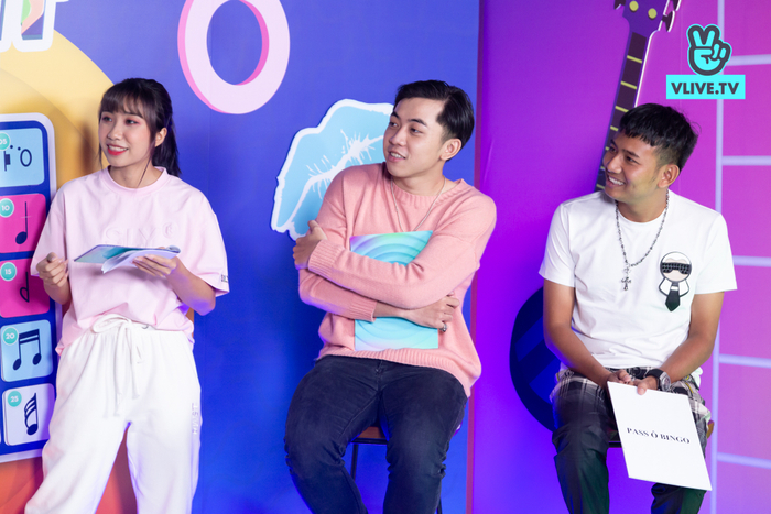 Trò chơi nhìn ảnh đoán tên ca sĩ: Thái Vũ, Sơn Tùng, Hari Won, Misthy, Karik là các đáp án đúng được những đầu óc 'siêu trí tuệ' của các đội đưa ra. 