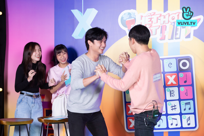 2 thành viên 2 đội đối đầu khốc liệt. 