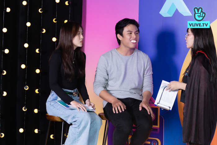 Thử thách vừa ăn kẹo vừa hát. 