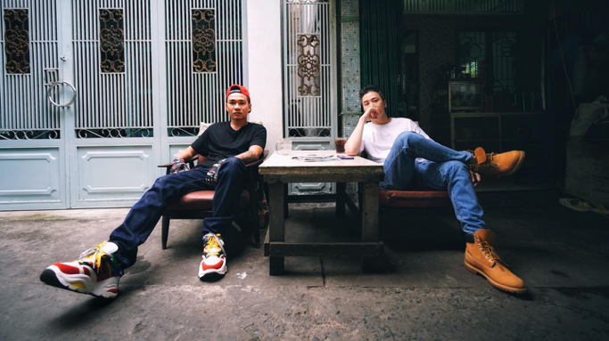 Dưới ánh đèn sân khấu, Karik và Wowy là đôi bạn thân rất thân