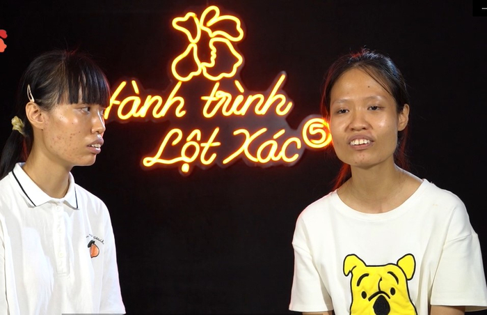 Thí sinh Vũ Thị Hợp (bên trái) cùng em gái song sinh tại HTLX