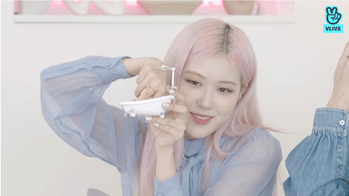 Bồn tắm có cảnh quay của Rosé.