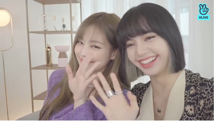 Jennie và Lisa khẳng định: 'Pretty Savage là dành riêng cho BlackPink'.