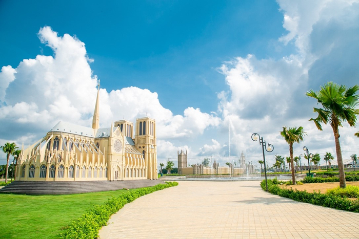 Nhà thờ Đức Bà Paris là địa danh mà bất kỳ du khách nào khi đặt chân đến Pháp cũng đều muốn ghé thăm