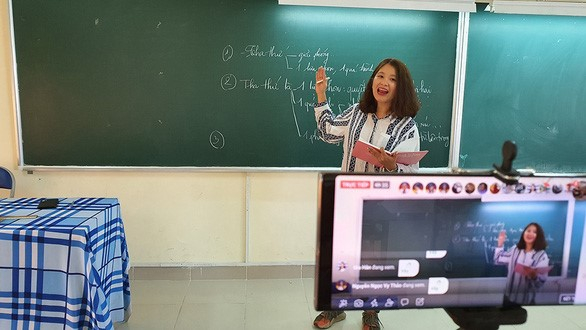 Cô Văn Trịnh Quỳnh An, giáo viên Trường THPT Gia Định, Q.Bình Thạnh, TP.HCM, giảng bài môn văn trực tuyến thông qua các nền tảng số