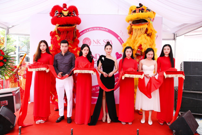 Á hậu Thanh Huyền rạng rỡ trong ngày khai trương NK Spa cơ sở 3 tại Bình Dương Ảnh 1