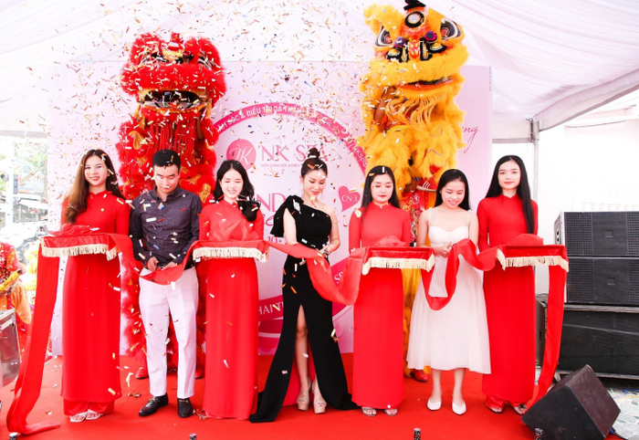 Á hậu Thanh Huyền rạng rỡ trong ngày khai trương NK Spa cơ sở 3 tại Bình Dương Ảnh 2