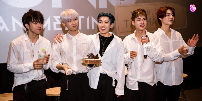 Cả nhóm đều xúc động khi được gặp gỡ “hội fan cứng”.