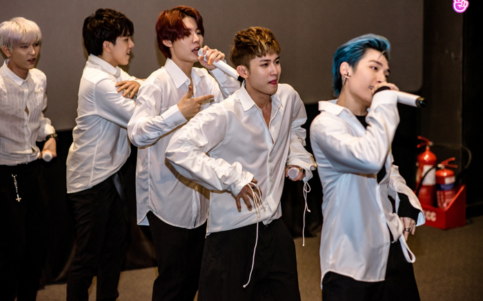 Uni5 rơi nước mắt khi gặp fan Hà Nội, hứa đi cùng nhau thêm 10, 20 năm Ảnh 2