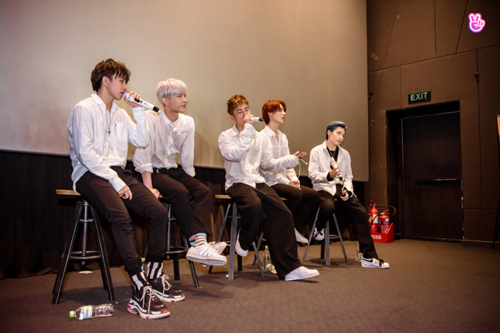 Bên cạnh những màn trình diễn đỉnh cao, Uni5 còn tâm sự, trò chuyện, chơi mini-game cùng fan hâm mộ. 