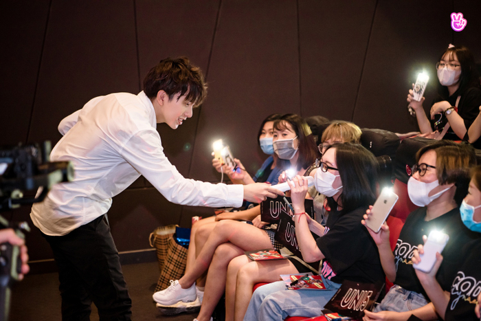 Khoảng cách giữa thần tượng và người hâm mộ được nối gần hơn.