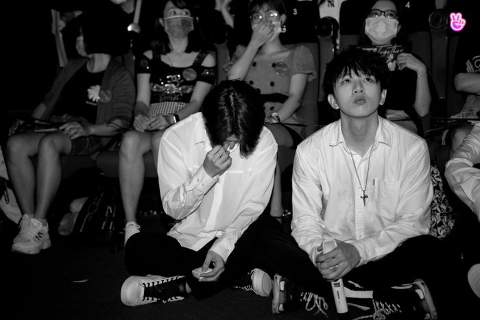 Các thành viên Uni5 xúc động rơi nước mắt khi xem video do chính các fan chuẩn bị.