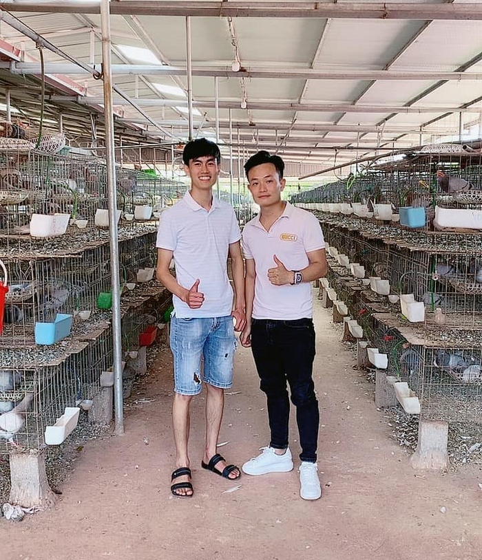 9x Hồ Hữu Hải (phải) tại trang trại nuôi chim.