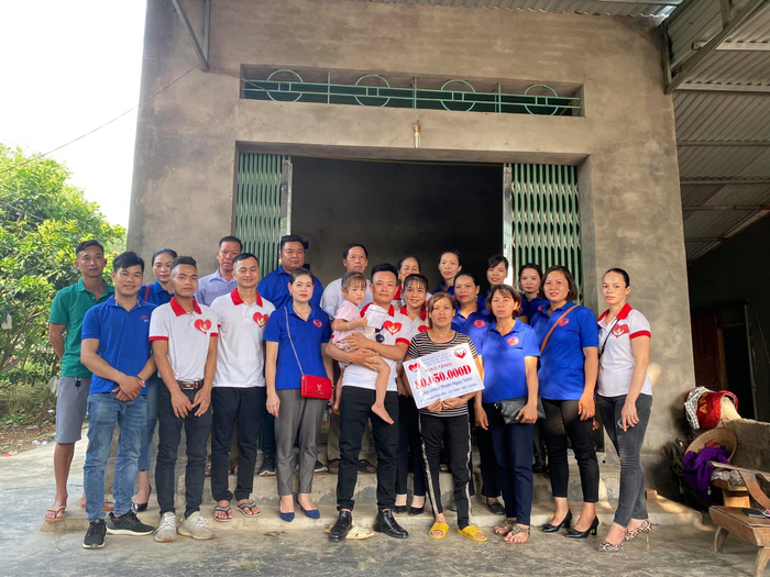 Sau khi trở nên khá giả, anh Hải (giữa) thường xuyên tham gia các hoạt động thiện nguyện, giúp đỡ những người xung quanh.