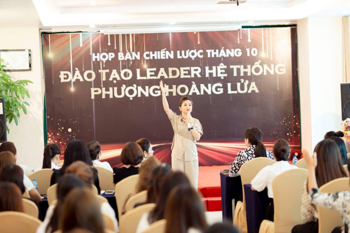CEO Phương Lê xuất hiện trong một buổi đào tạo kinh doanh